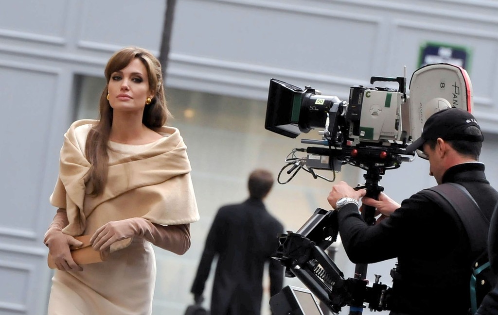 Стиль режиссера. Анджелина Джоли на съемках. Анджелина Джоли на съемочной площадке. Анджелина Джоли за кадром.